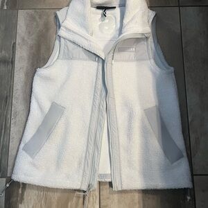 2/20$ Under Armour White Fleece Vest